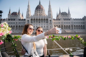 Boedapest: hop-on-hop-off-rondvaart overdag met welkomstdrankje