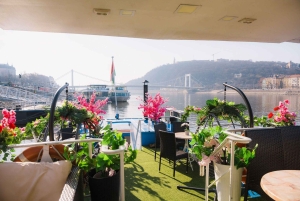 Boedapest: hop-on-hop-off-rondvaart overdag met welkomstdrankje