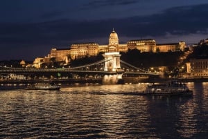 Budapest: Crociera con cena con musica dal vivo e spettacolo di danze popolari