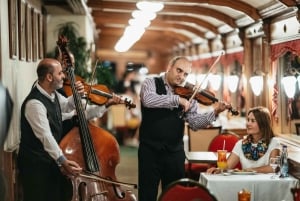 Budapest: Crociera con cena con musica dal vivo e spettacolo di danze popolari