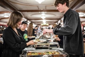 Budapest: Crociera con cena con musica dal vivo e spettacolo di danze popolari