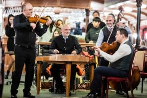 Budapest: Crociera con cena con musica dal vivo e spettacolo di danze popolari