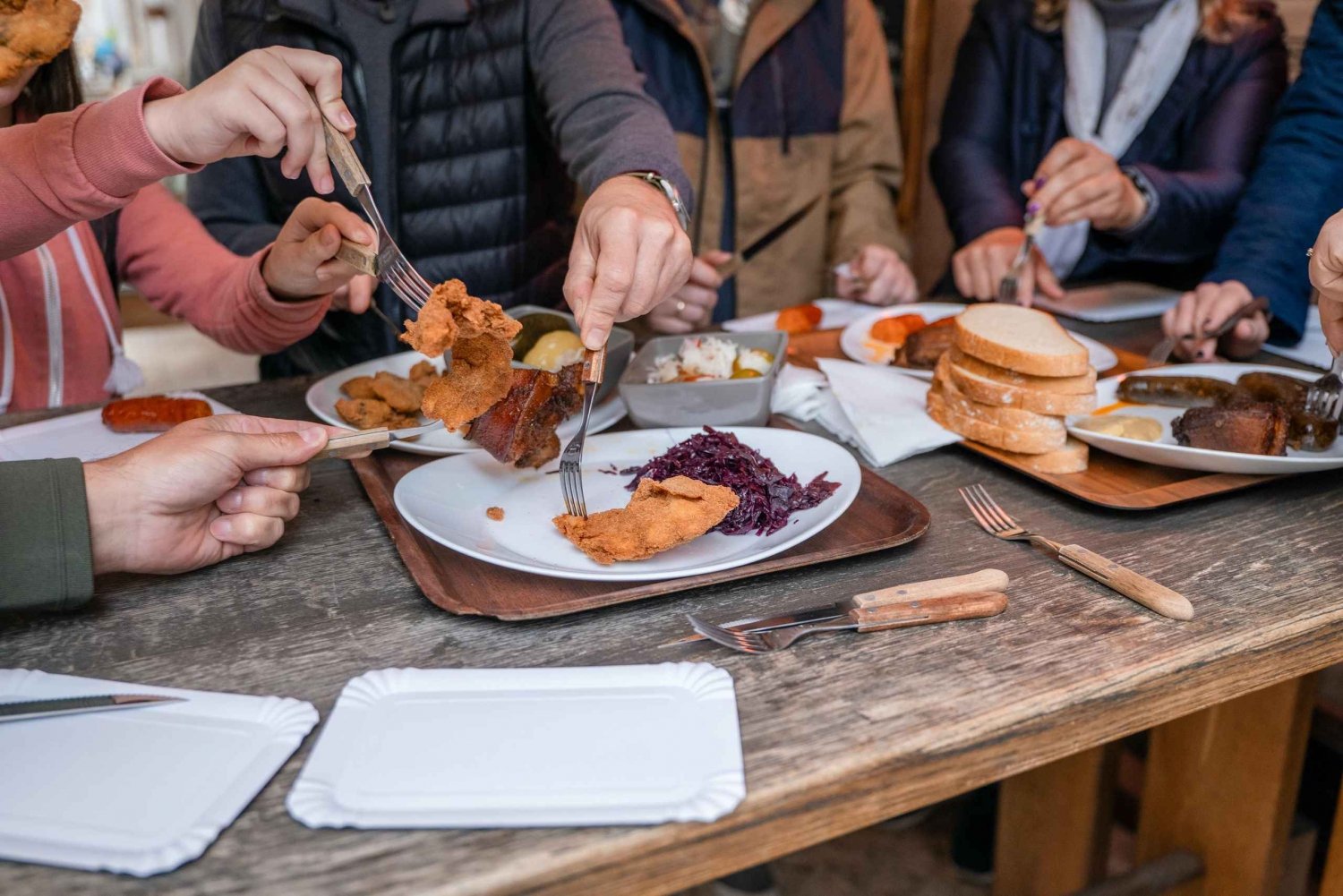 Budapest: Mangia la strada, tour gastronomico con degustazione di vino