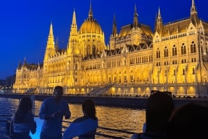 Budapest: Evening Sightseeing Cruise with Unlimited Prosecco