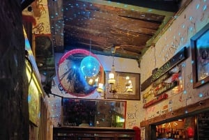 Boedapest: ontdek iconische bars tijdens een wandeling met gids bij de ruïnebar