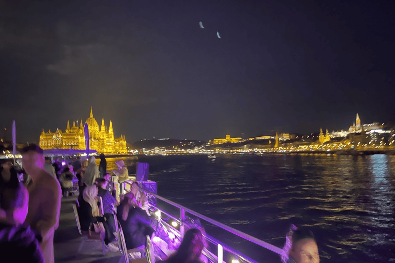 Budapest: GLOW sightseeing-bådtur / valgfri velkomstdrink