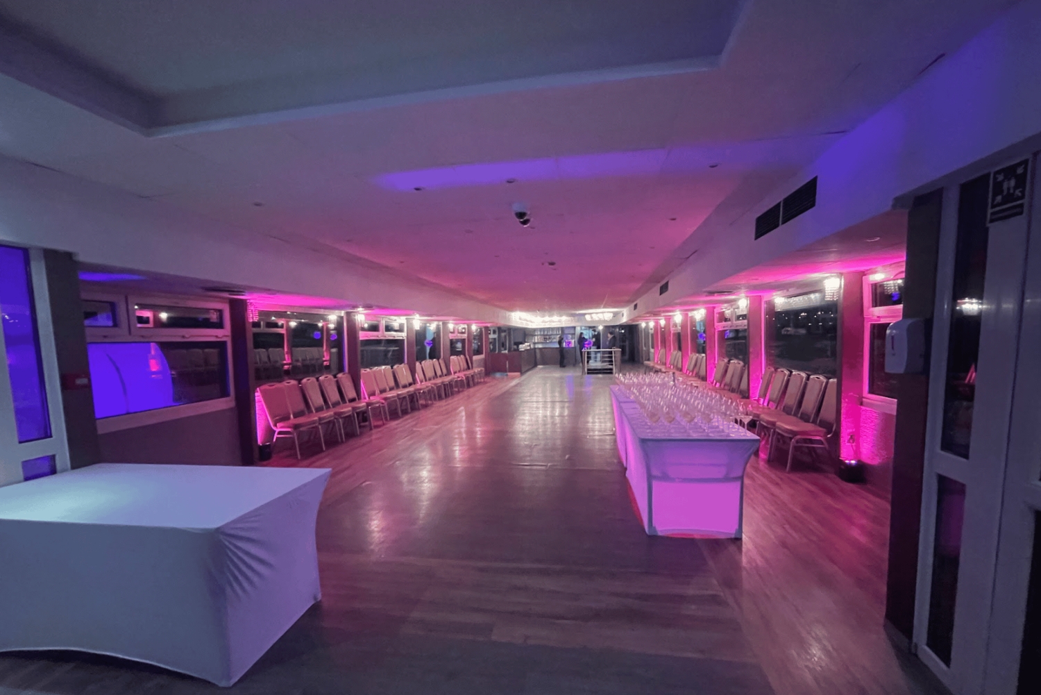 Budapest: GLOW sightseeing-bådtur / valgfri velkomstdrink