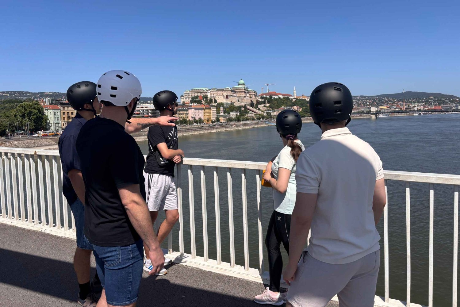 Budapest: Guided Bike Tour with Langos Experience