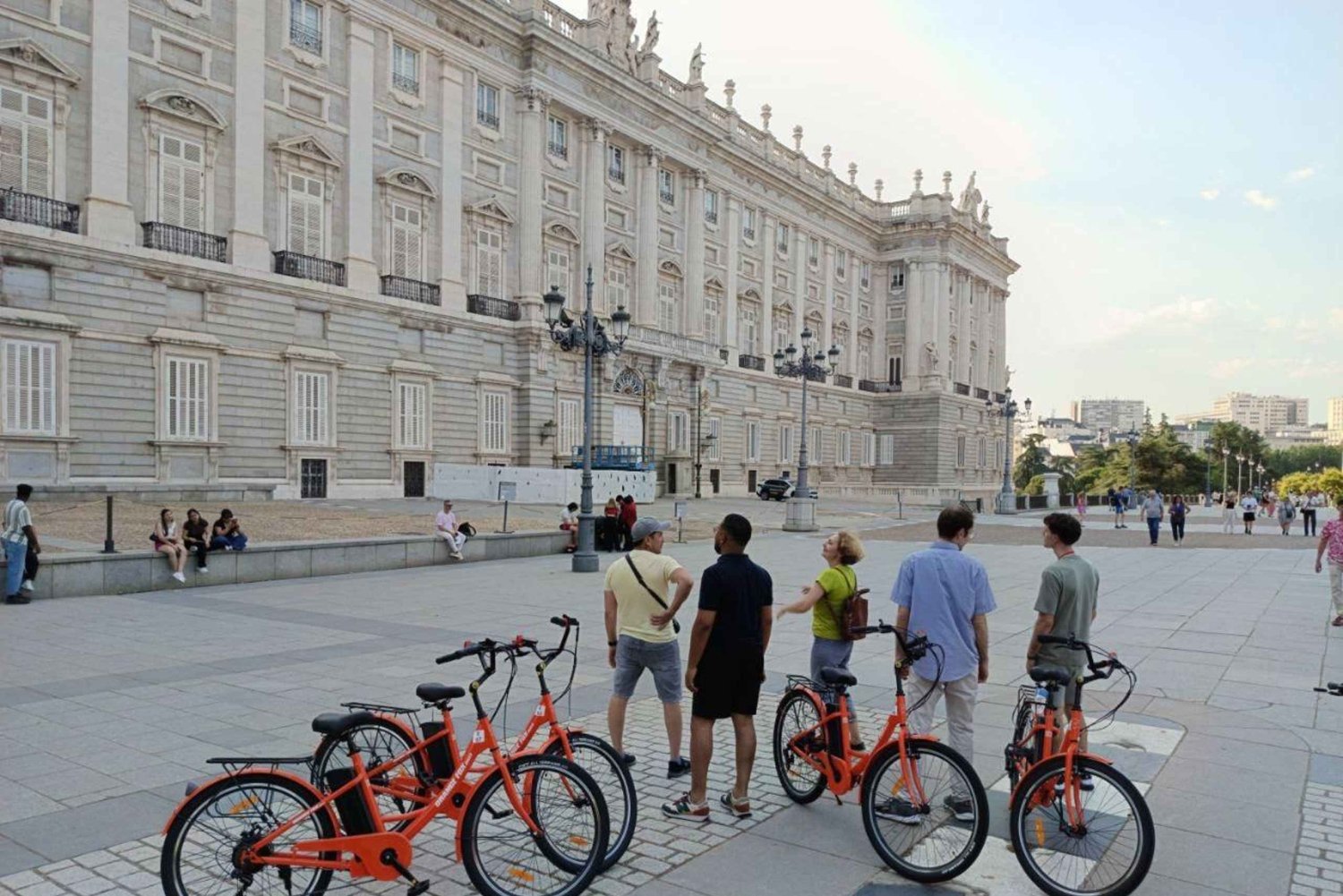 Budapest: Guided Bike Tour with Langos Experience