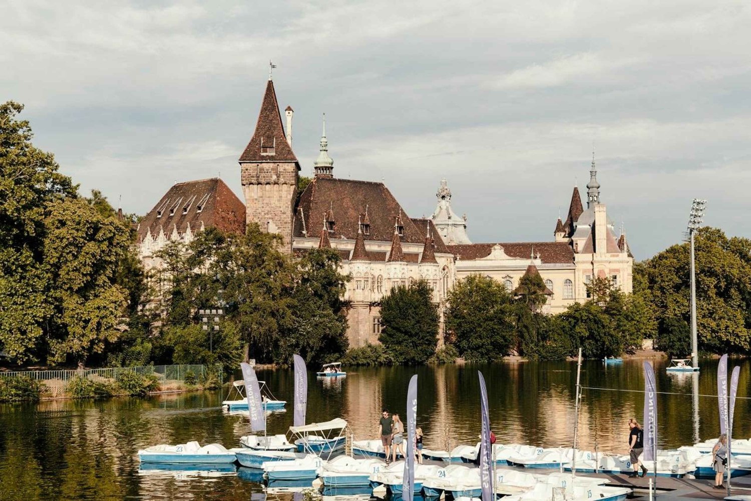 Budapest: Heroes' Square and City Park Tour with Folk Music