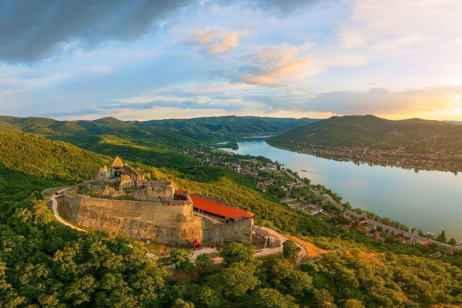 ブダペスト ヴィシェグラード城へのハイキング（サウナ付）／ドナウビーチ