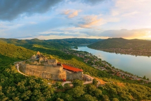 ブダペスト ヴィシェグラード城へのハイキング（サウナ付）／ドナウビーチ