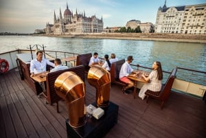 Budapest: Historic Cruise with Welcome Drink