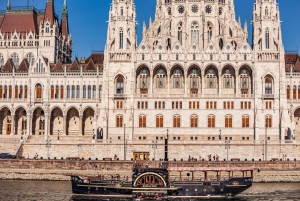 Budapest: Historic Cruise with Welcome Drink