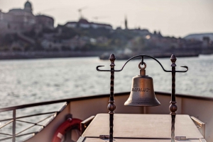 Budapest: Historic Cruise with Welcome Drink