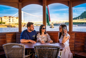 Budapest: Historic Cruise with Welcome Drink