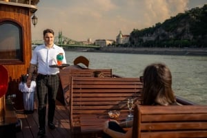 Budapest: Historic Cruise with Welcome Drink