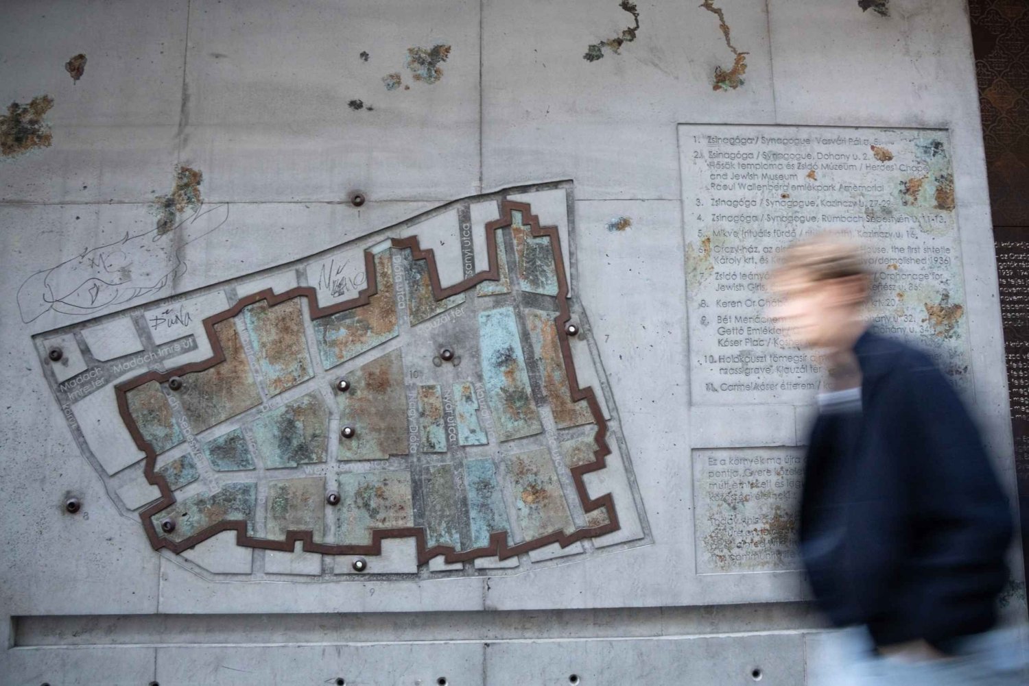 Budapest: Jewish Quarter Walking Tour with Synagogue Entry