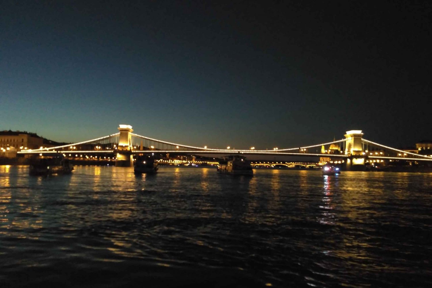 Budapest: Crucero en barco en Nochevieja con bebidas ilimitadas