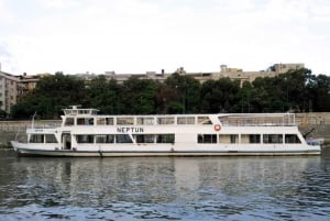 Budapest: New Year’s Eve Boat Cruise with Unlimited Drinks