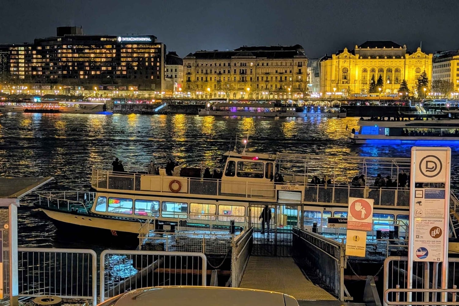 Budapest: Abendliche Bootsfahrt mit Sitzplätzen innen und außen – BYOB