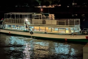 Budapest: Abendliche Bootsfahrt mit Sitzplätzen innen und außen – BYOB