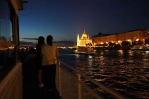 Budapest: Abendliche Bootsfahrt mit Sitzplätzen innen und außen – BYOB