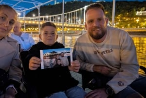 Budapest: Abendliche Bootsfahrt mit Sitzplätzen innen und außen – BYOB