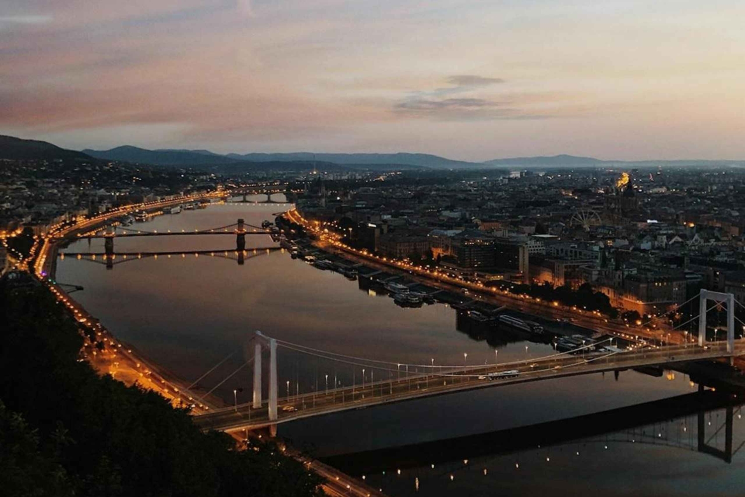 Budapeste: passeio noturno e observação da lua em um minibus retro