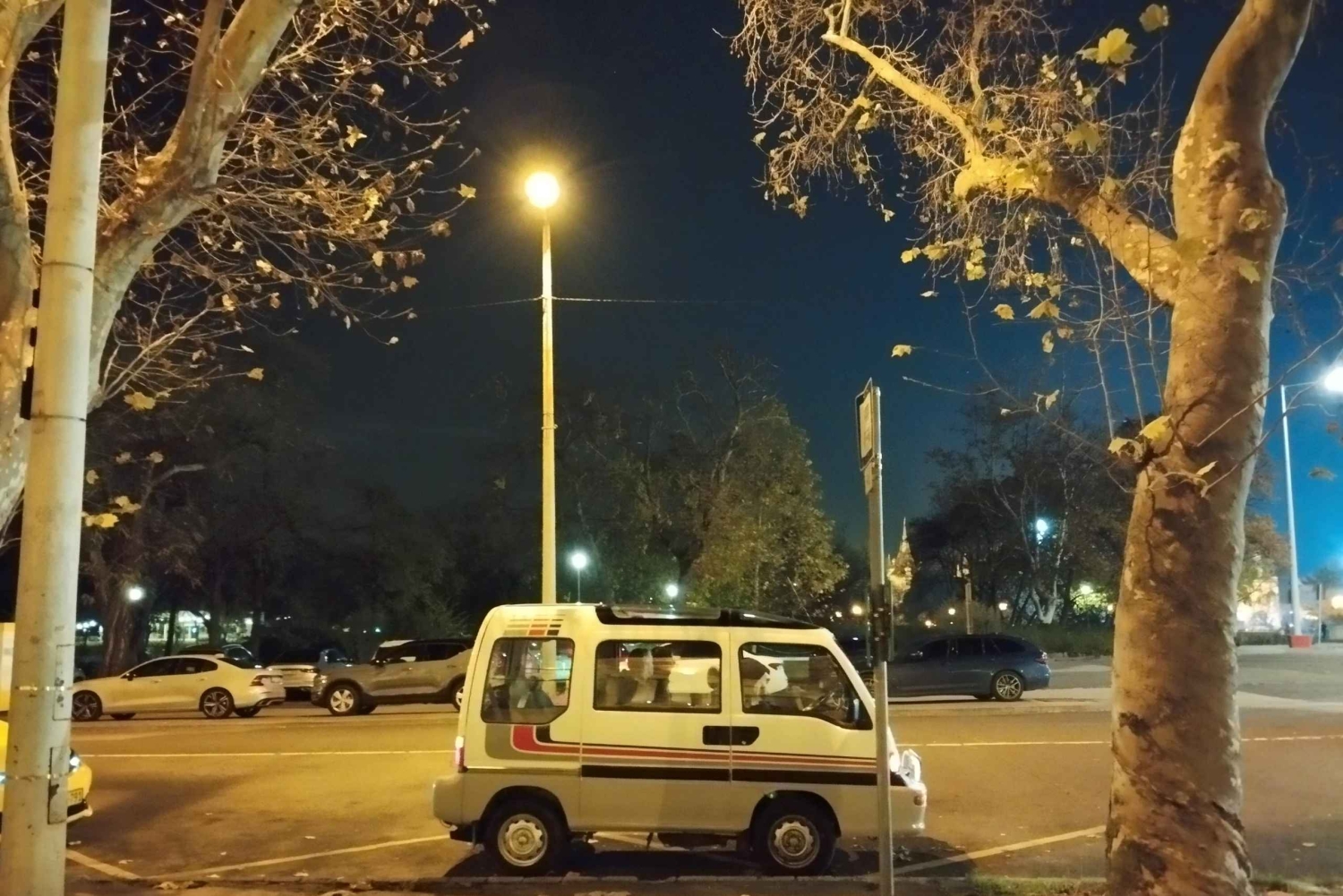 Budapeste: passeio noturno e observação da lua em um minibus retro