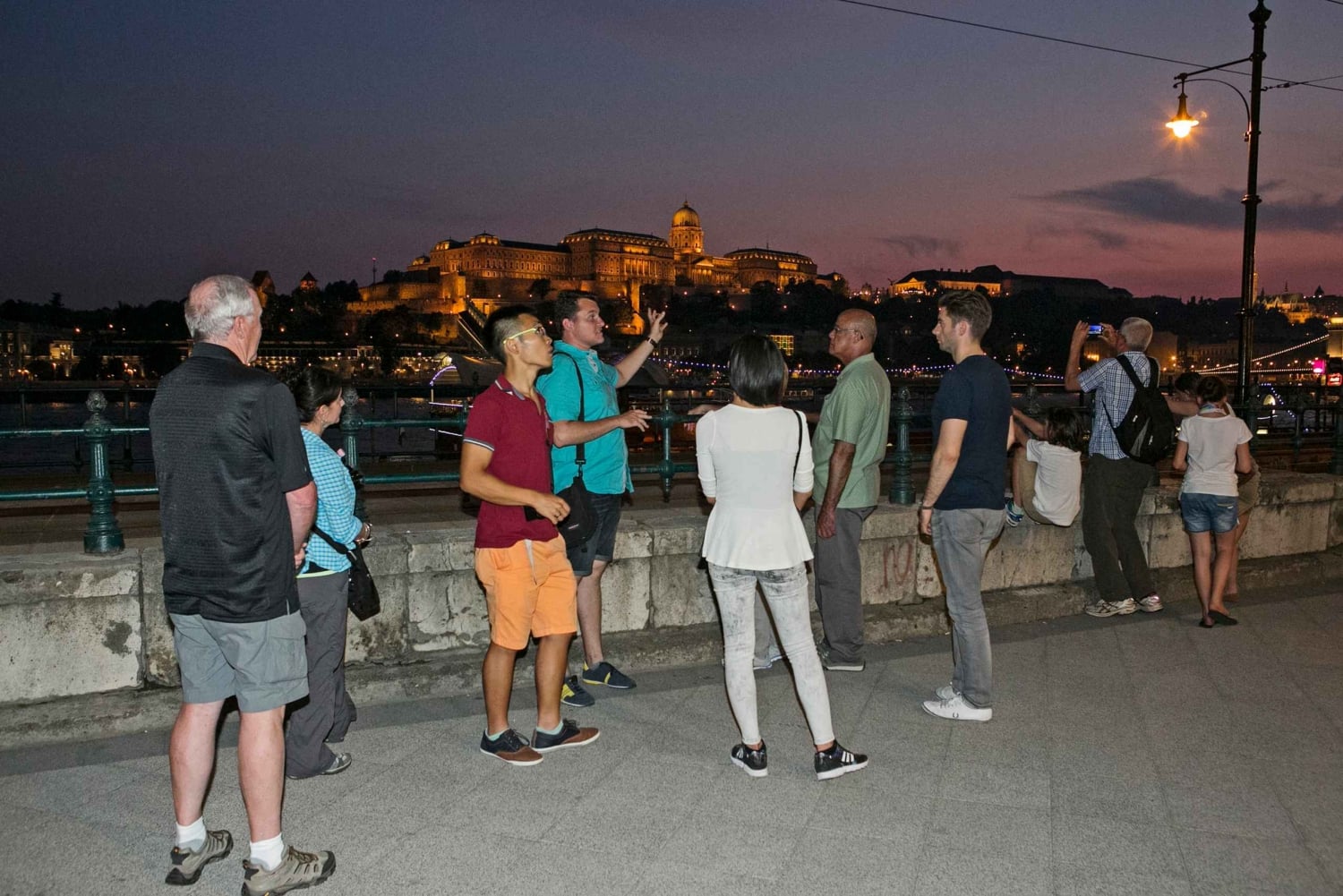 Budapeste: Excursão a pé nocturna com cruzeiro no rio Danúbio