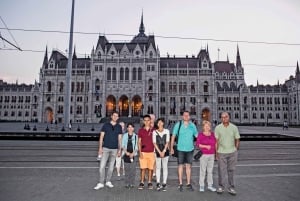 Budapeste: Excursão a pé nocturna com cruzeiro no rio Danúbio