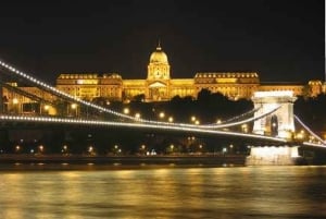 Budapeste: Excursão a pé nocturna com cruzeiro no rio Danúbio
