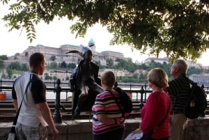 Budapeste: Excursão a pé nocturna com cruzeiro no rio Danúbio