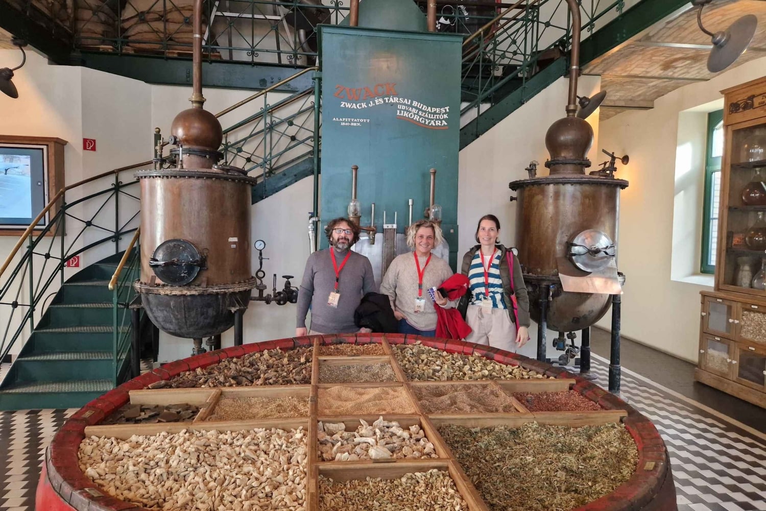 Budapeste: Tour Passado e Futuro com Degustação Unicum e Visita à MOL