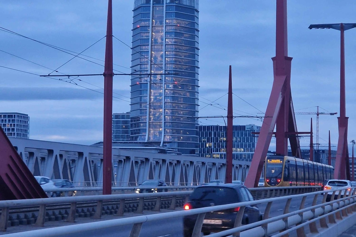 Budapeste: Tour Passado e Futuro com Degustação Unicum e Visita à MOL