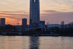 Budapeste: Tour Passado e Futuro com Degustação Unicum e Visita à MOL