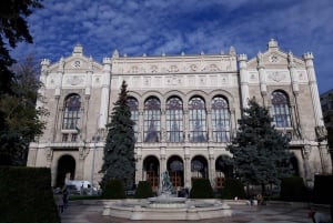 Budapest: Pest Side Walking Tour with Folk Music Performance