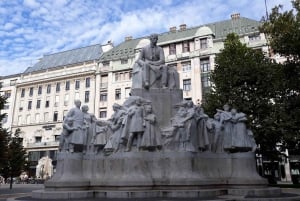 Budapest: Pest Side Walking Tour with Folk Music Performance