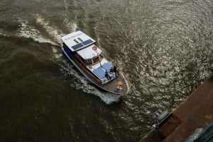 Budapest: Private Danube Yacht Cruise with Welcome Drink