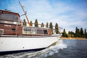 Budapest: Private Danube Yacht Cruise with Welcome Drink