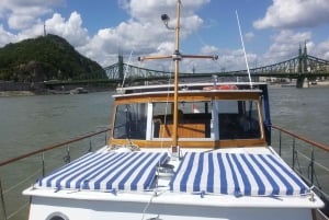 Budapest: Private Danube Yacht Cruise with Welcome Drink