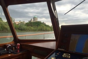 Budapest: Private Danube Yacht Cruise with Welcome Drink