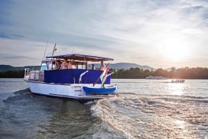 Budapest: Private Danube Yacht Cruise with Welcome Drink