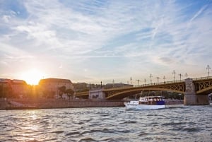 Budapest: Private Danube Yacht Cruise with Welcome Drink