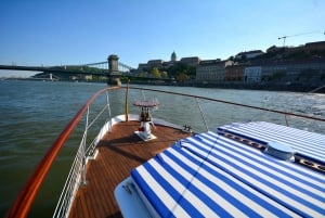 Budapest: Private Danube Yacht Cruise with Welcome Drink