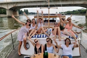 Budapest: Private Danube Yacht Cruise with Welcome Drink