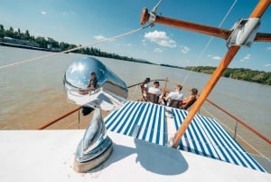 Budapest: Private Danube Yacht Cruise with Welcome Drink