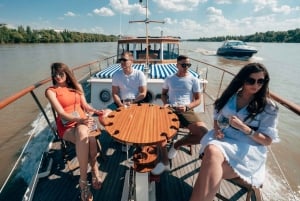 Budapest: Private Danube Yacht Cruise with Welcome Drink