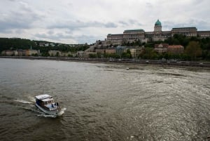 Budapest: Private Danube Yacht Cruise with Welcome Drink